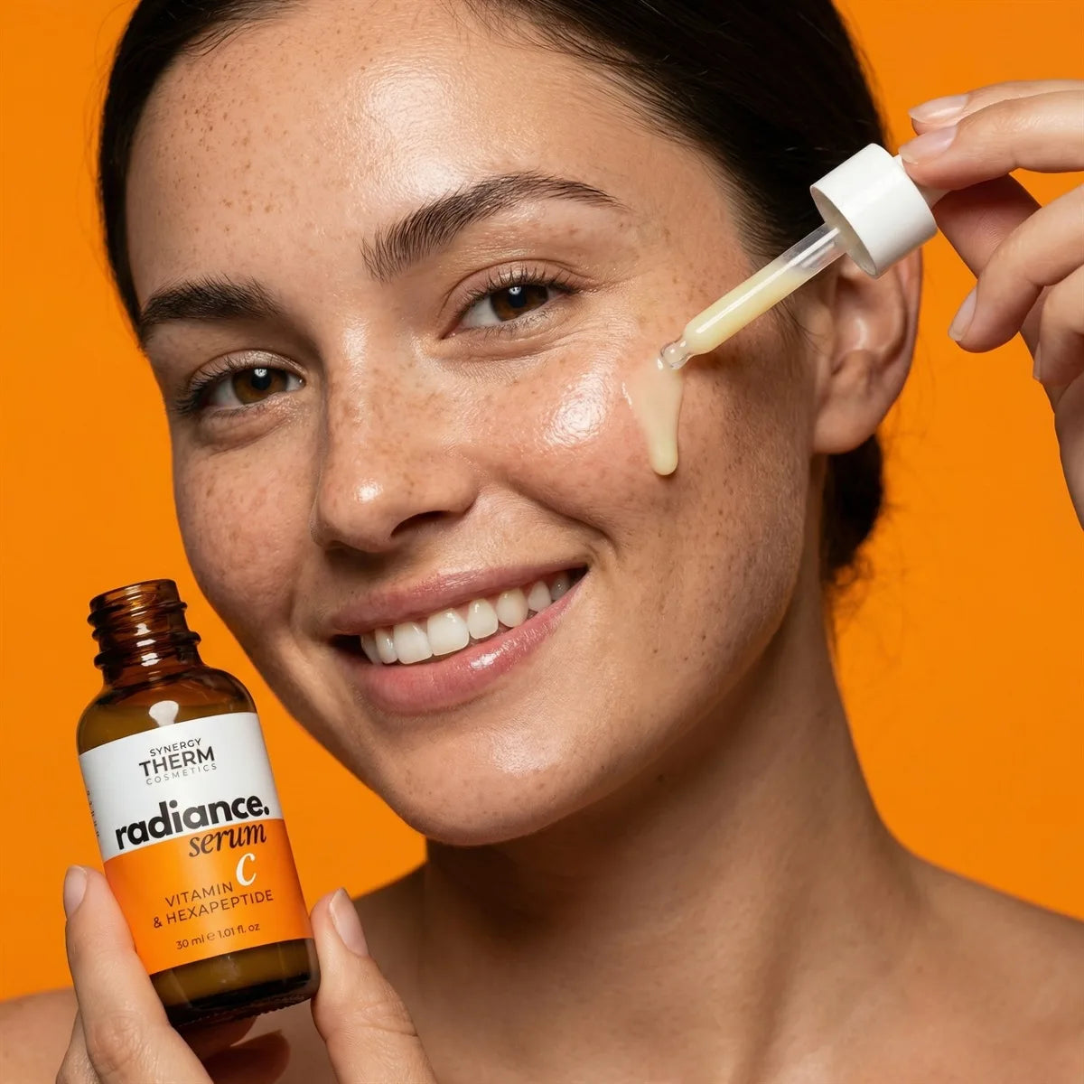 Ser iluminator și antioxidant cu Vitamina C, Radiance Serum, cu Vitamina C lipozomală și Hexapeptide